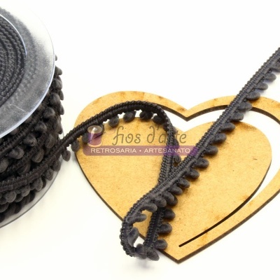 Rolo de fio decorativo preto com pompons e suporte em forma de coração com texto