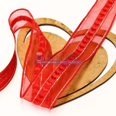 Fita decorativa vermelha translúcida com bordas opacas numa base de madeira em forma de coração