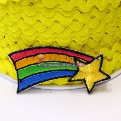 Fita amarela ondulada com aplicação bordada colorida e estrela