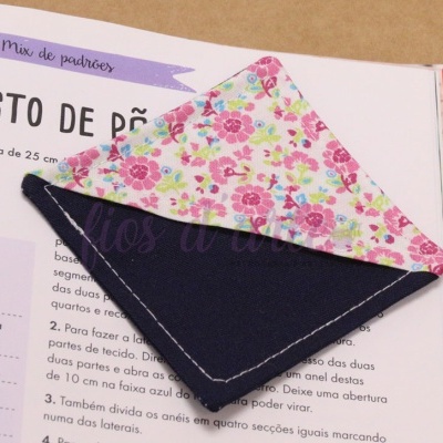 Lenço de bolso azul com padrão floral rosa e lilás em papel com texto