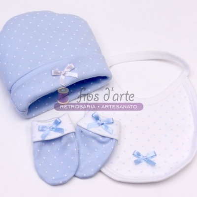 Conjunto de bebé com gorro, luvas e babete azul claro e branco com bolinhas e laços