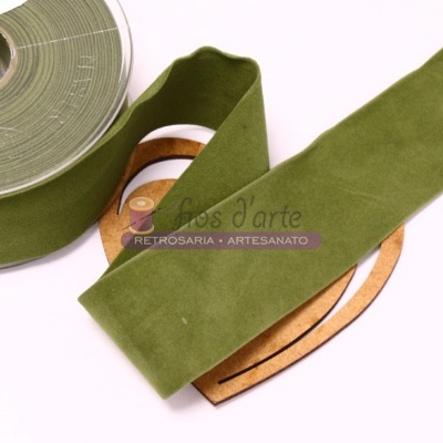 Fita de veludo verde oliva enrolada em bobina e suporte de coração em madeira