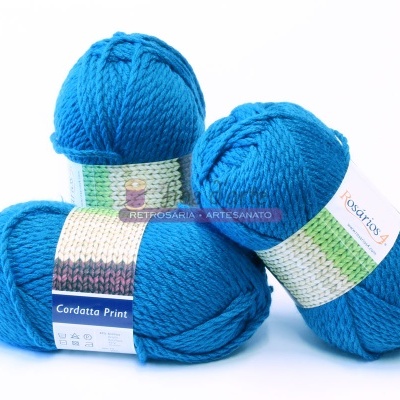 Três novelos de lã azul com etiquetas brancas