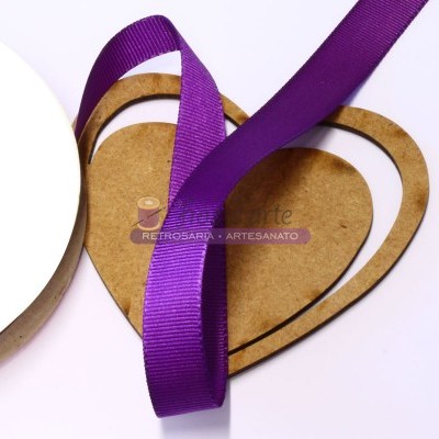 Fita de cetim roxa sobre corações de cartão castanho com selo de texto