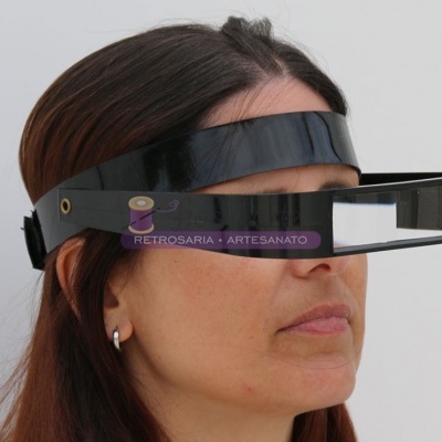 Máscara de ampliação preta com visor em mulher