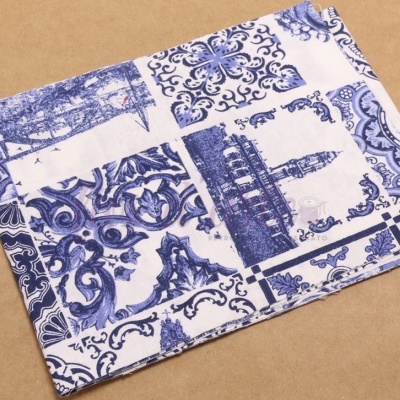 Guardanapo de tecido com padrão de azulejos azuis e brancos