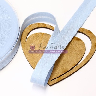 Fita elástica azul claro e suporte de madeira em forma de coração com logo fios d'arte