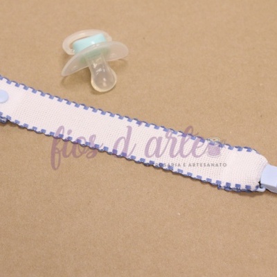 Clips para chupeta branco com bordas azuis e chupeta translúcida com bico de silicone