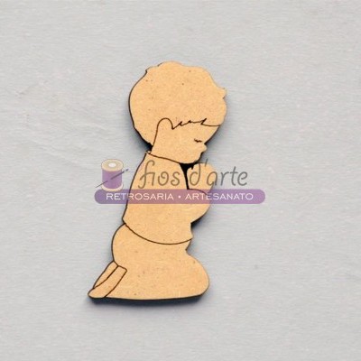 Figura decorativa em madeira de criança ajoelhada