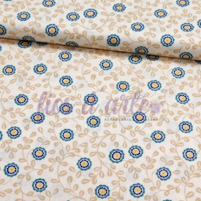 Tecido branco com padrão floral azul e bege