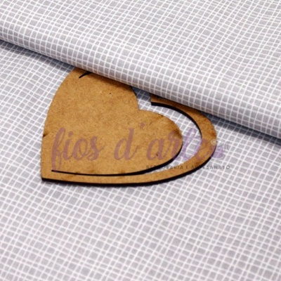 tecido cinzento com padrão de quadrículas e etiqueta em forma de coração