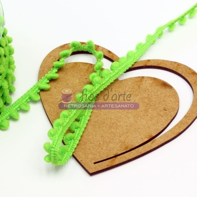 Fita decorativa verde com bolas de feltro e coração de madeira com texto