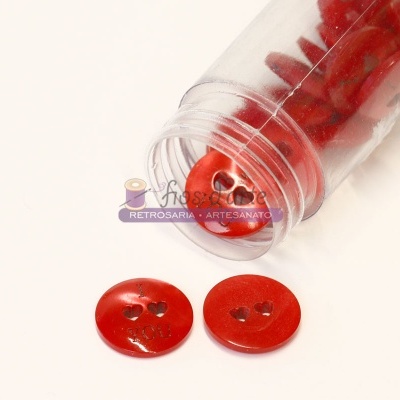 Botões vermelhos com buracos em formato de coração