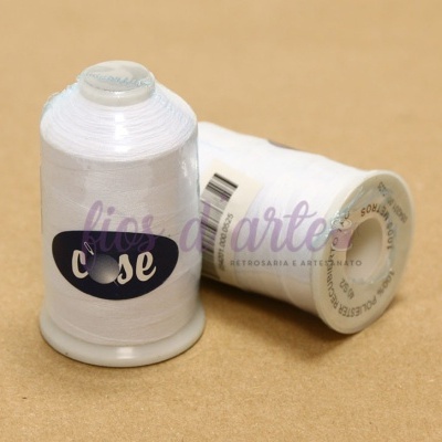 Dois carretéis de linhas brancas para costura, um com etiqueta 'close'.