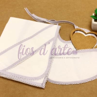 Conjunto de babete e toalha de pano branco com bordadura lilás