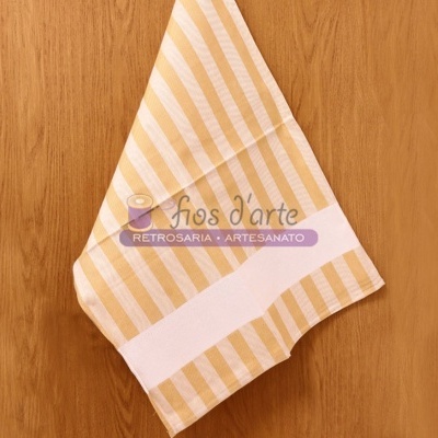 toalha de cozinha listrada amarela e branca sobre madeira