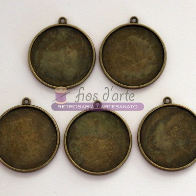 Cinco molduras redondas de metal envelhecido bronze com laços no topo, sobre fundo branco.