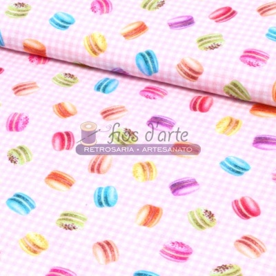 Tecido rosa claro com padrão vichy e macarons coloridos