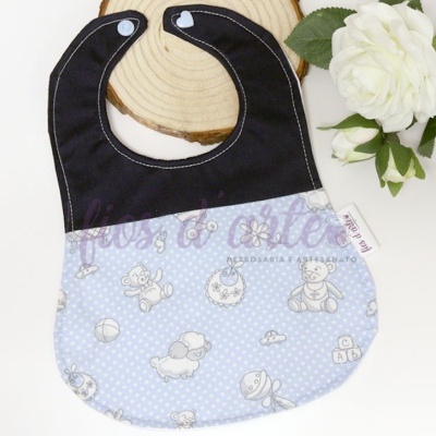 Babete para bebé preto e azul claro com padrão de brinquedos