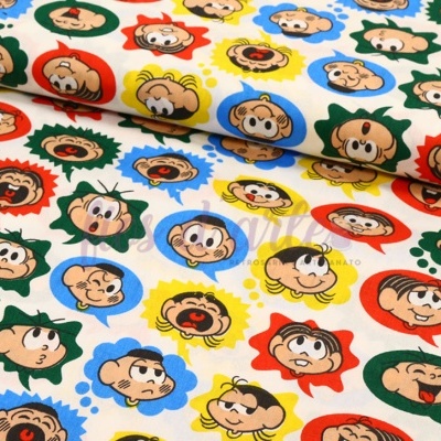 Tecido branco com padrão colorido de rostos de desenhos animados em molduras florais