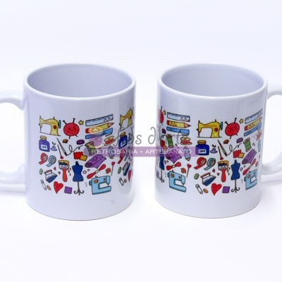 Duas canecas brancas com ilustrações coloridas de objetos de costura