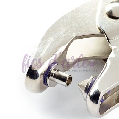 Ferramenta metálica prateada para aplicar ilhóses com texto 'fios e botões ACESSÓRIOS & ARTESANATO'