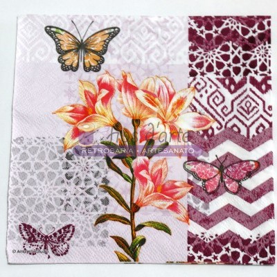 Guardanapo de papel com flores cor-de-rosa, borboletas e padrões geométricos em tons lilás e vinho