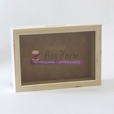 Caixa de madeira com frente em vidro com texto e logótipo no interior