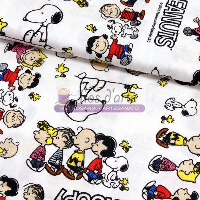 Tecido branco com personagens dos Peanuts coloridos e texto PEANUTS