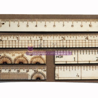 Réguas e transferidores de madeira com marcações e números