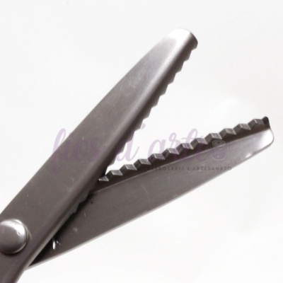 Tesoura de lâminas serrilhadas de metal cinza com fundo branco e marca dágua lilás