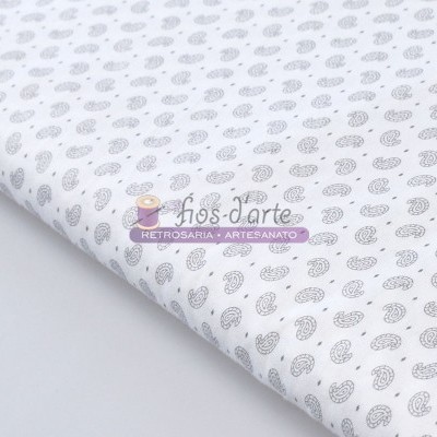 tecido branco com padrão de caracóis cinzentos e etiqueta fios d'arte