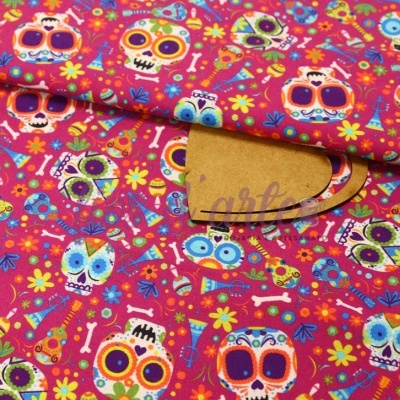 Tecido colorido com padrão de caveiras decoradas sobre fundo vermelho.