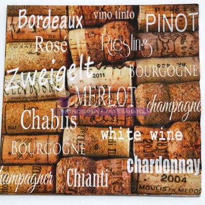 Imagem de pano com rolhas de vinho e nomes de vinhos em várias cores