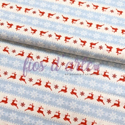 Tecido de algodão com padrão natalício de flocos de neve azuis e renas vermelhas