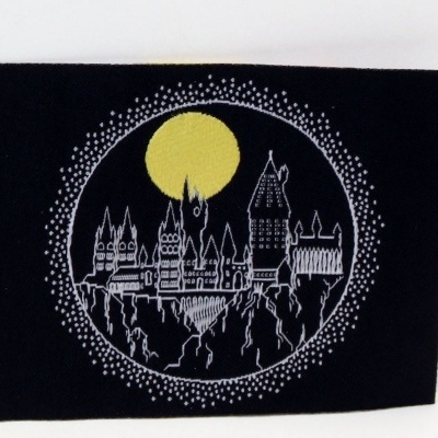 Tapete preto com desenho circular de castelo e lua amarela