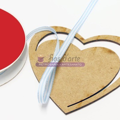 Fita azul com riscas brancas e molde em forma de coração em madeira