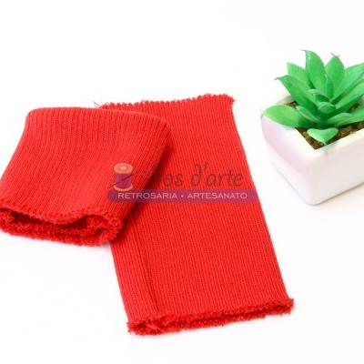 Polainas vermelhas e planta verde em vaso branco