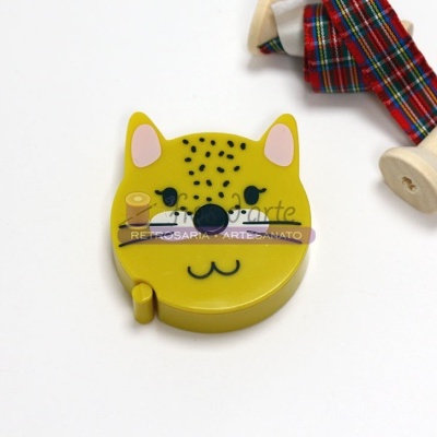 Dispositivo amarelo em forma de cabeça de leopardo com carretéis de fita ao lado