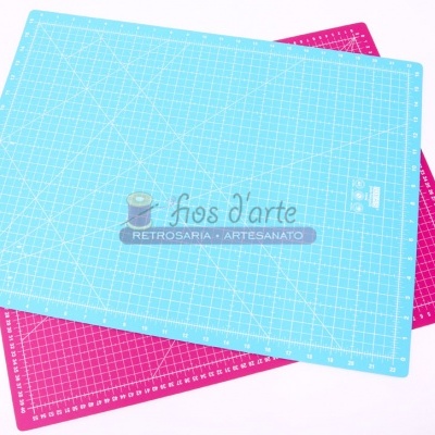 Bases de corte azul claro e rosa para artesanato com grelha e medidas, marcas visíveis