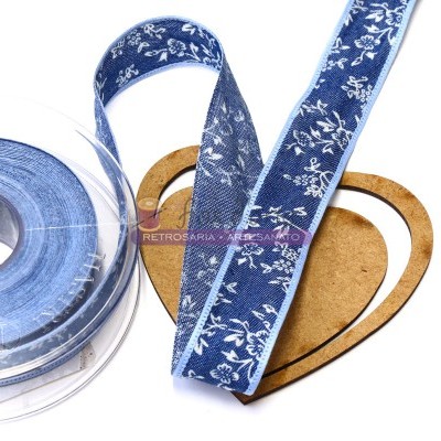 Fita azul com flores brancas sobre forma de coração em madeira