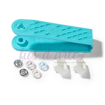 Ferramenta azul e molas de várias cores em fundo branco