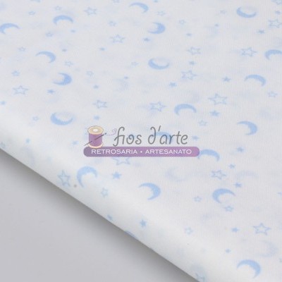 Tecido branco com padrão de estrelas e luas azuis claras com etiqueta de marca