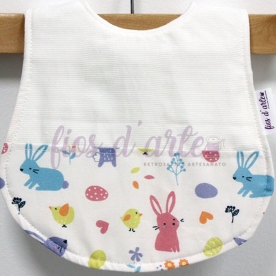 Babete para bebé com padrão de coelhinhos e ovos de Páscoa coloridos