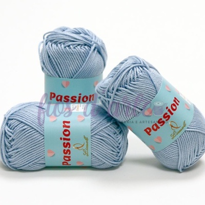 Três novelos de fio azul claro com etiqueta 'Passion'