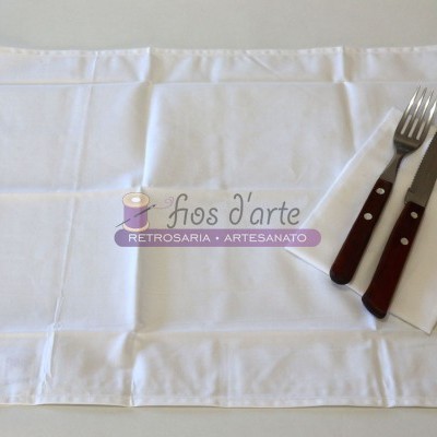 Toalha branca com talheres e etiqueta 'fios d'arte RETROSARIA • ARTESANATO'