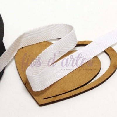 Fita branca texturada com suporte em forma de coração de madeira
