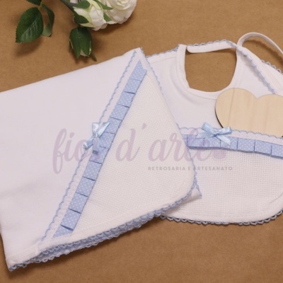 Conjunto de babete e toalha de bebé em branco e azul claro com renda e laços