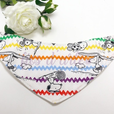 Bandana infantil branca com desenhos de Snoopy e padrão colorido ziguezague