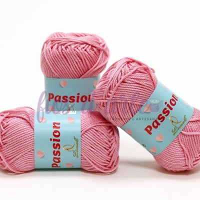 Três novelos de lã rosa com etiquetas azuis 'Passion'